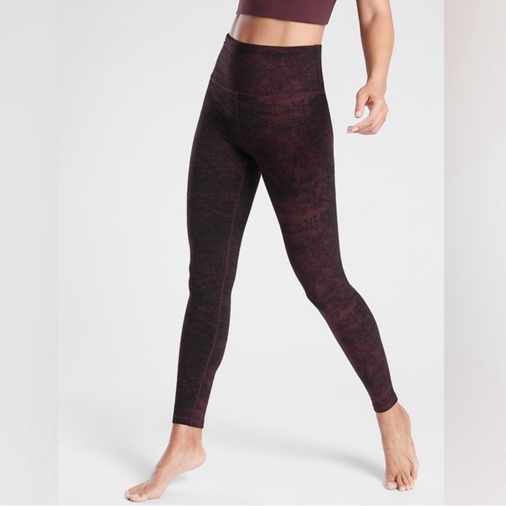 Athleta Glades Ultra High Rise Elation Tight antique burgundy 
Medium